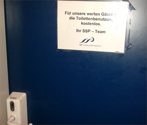 Schild mit dem Text: Für unsere werten Gäste ist die Toilettenbenutzung ... 